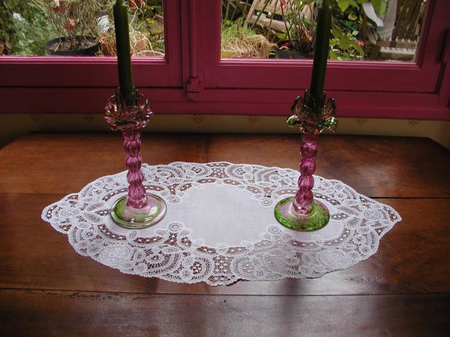 Magnificient ovale table centre with Princess lace