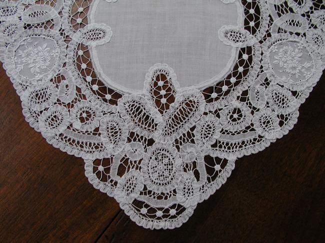 Magnifique centre de table oval en dentelle Princesse & fond de bonnet