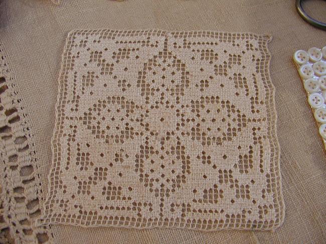 Motif carré en dentelle de filet faite à l'aiguille, rosace,1900, 10 x 10cm