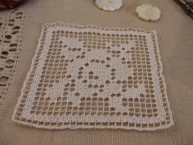 Motif carré en dentelle de filet faite à l'aiguille, rose redouté, 7,5 x 7,5cm