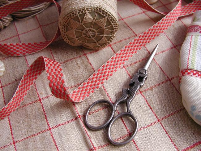 Très beau ruban grége en coton tissé damiers couleur rouge,style Lustucru (12mm)