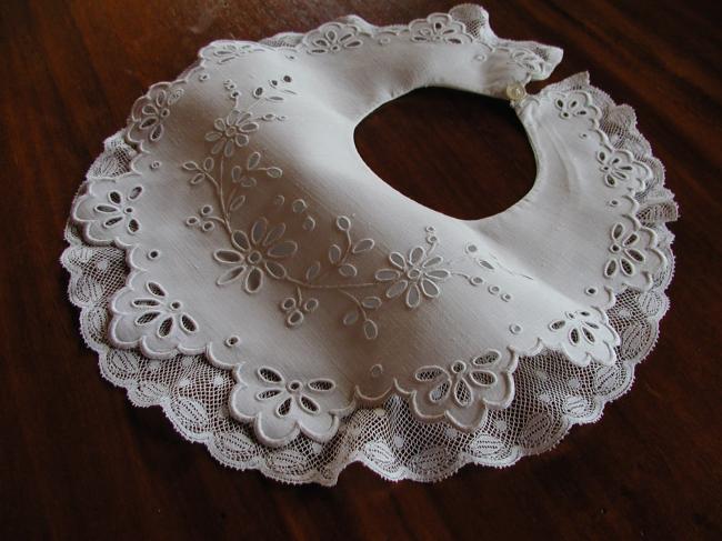 Splendide bavoir en broderie Richelieu et dentelle de Valenciennes