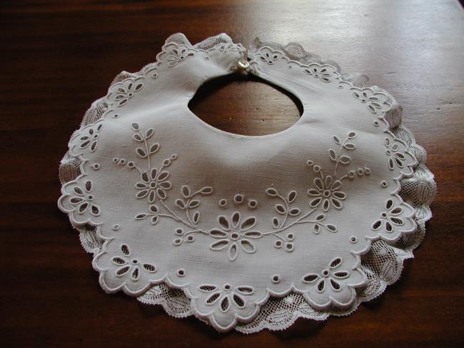 Splendide bavoir en broderie Richelieu et dentelle de Valenciennes