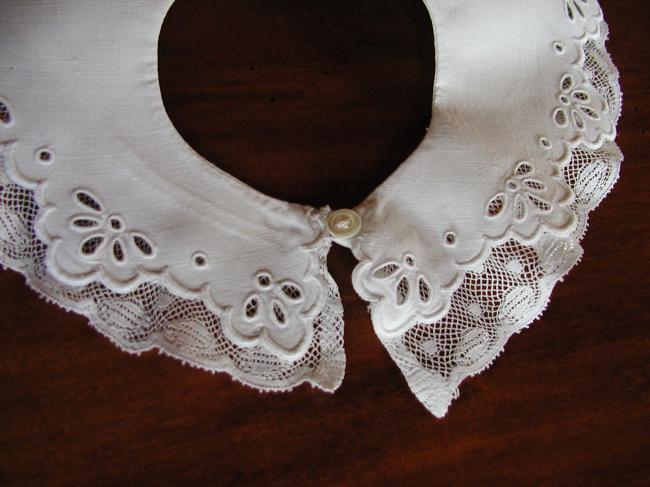 Splendide bavoir en broderie Richelieu et dentelle de Valenciennes