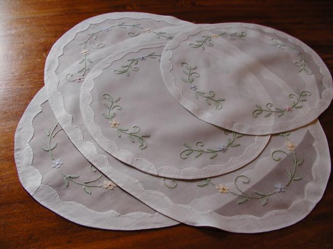 Joli service 4 pièces en organdi et appliqués de broderie