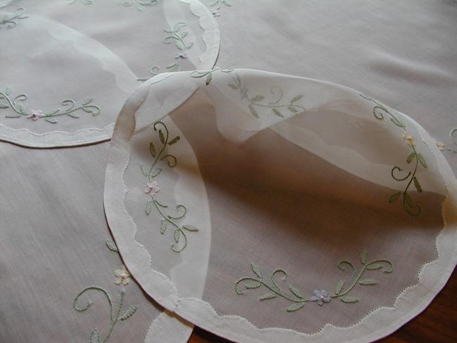 Joli service 4 pièces en organdi et appliqués de broderie