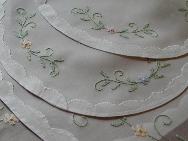 Joli service 4 pièces en organdi et appliqués de broderie