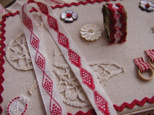Adorable ruban en coton blanc tissé de losanges à pois rouges (15mm)