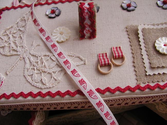 Superbe ruban en coton blanc tissé de motifs anciens rouges (11mm)