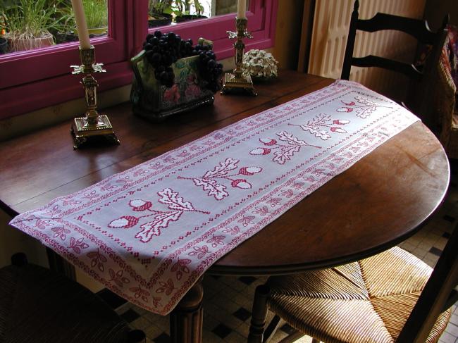 Superb table runner with red and white cross stitches, with lots of acorns