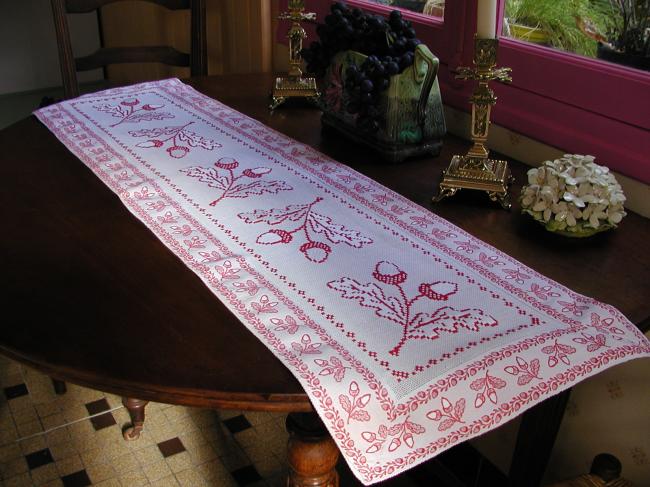 Superb table runner with red and white cross stitches, with lots of acorns