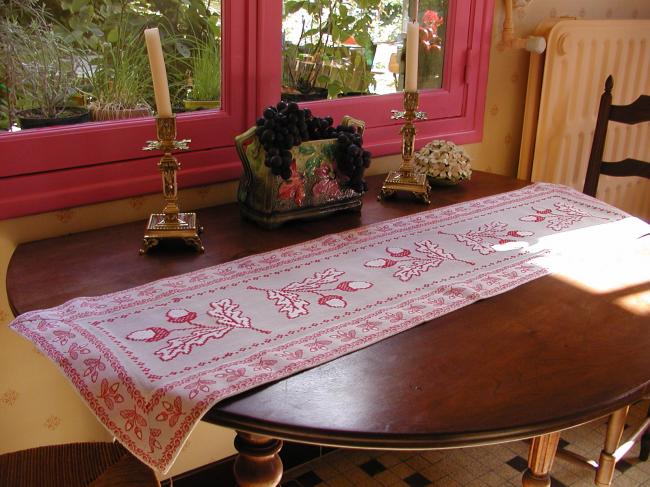 Superb table runner with red and white cross stitches, with lots of acorns