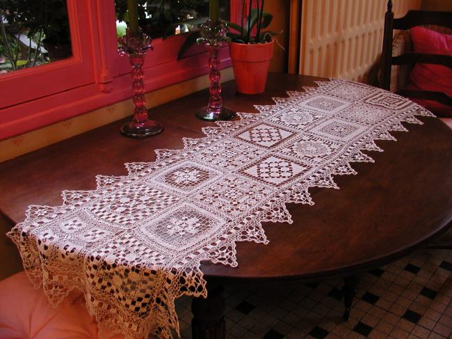 Exceptional and very rare table runner in embroidered filet lace