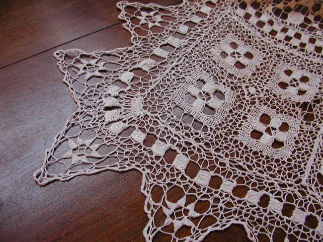 Exceptional and very rare table runner in embroidered filet lace