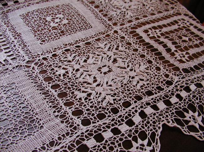 Exceptional and very rare table runner in embroidered filet lace