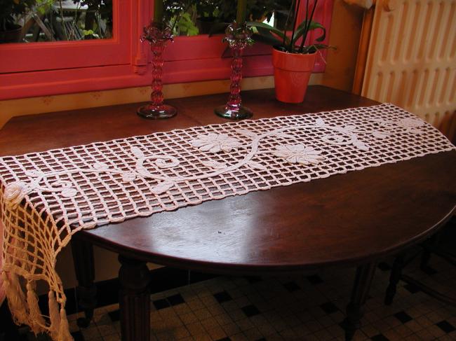 Très beau chemin de table en crochet d'art