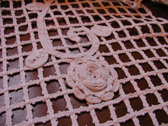 Très beau chemin de table en crochet d'art