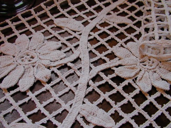 Très beau chemin de table en crochet d'art