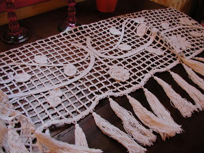 Très beau dessus de cheminée ou buffet en crochet d'art