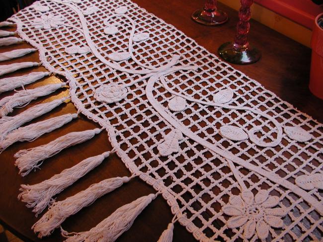 Très beau dessus de cheminée ou buffet en crochet d'art