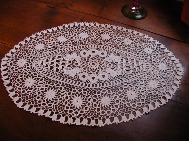 Gorgeous irish guipure lace ovale table centre