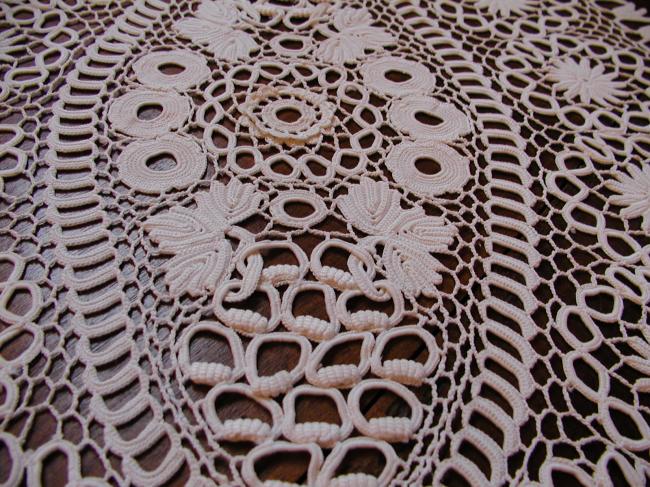 Gorgeous irish guipure lace ovale table centre