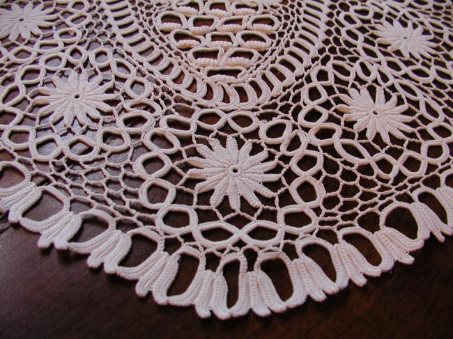 Gorgeous irish guipure lace ovale table centre