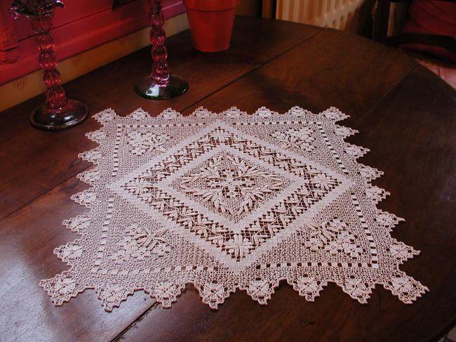 Splendid table centre in filet lace