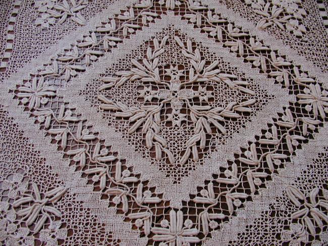 Splendid table centre in filet lace
