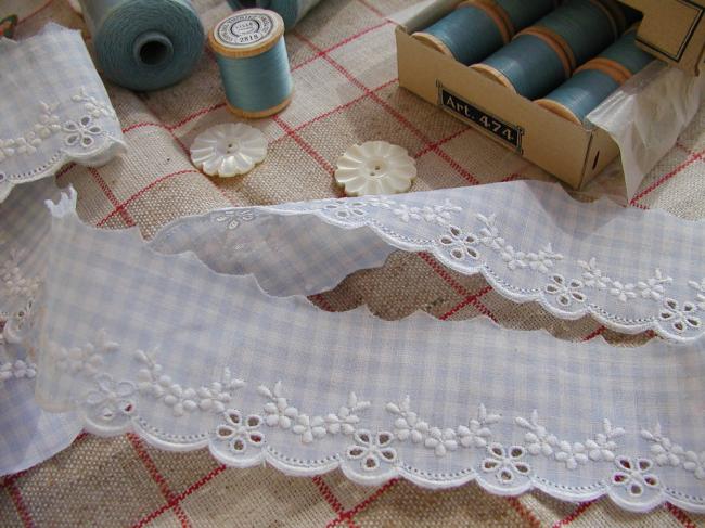 Charmante bordure de broderie anglaise sur batiste de coton en vichy bleu (35mm)