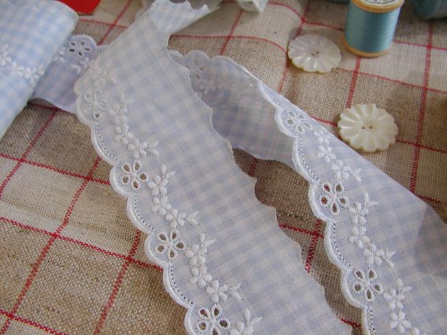 Charmante bordure de broderie anglaise sur batiste de coton en vichy bleu (35mm)