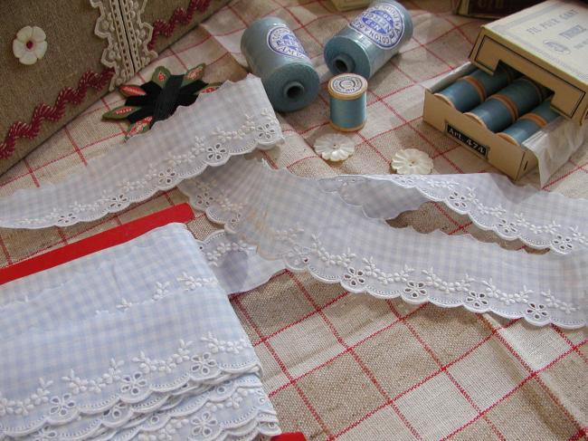 Charmante bordure de broderie anglaise sur batiste de coton en vichy bleu (35mm)