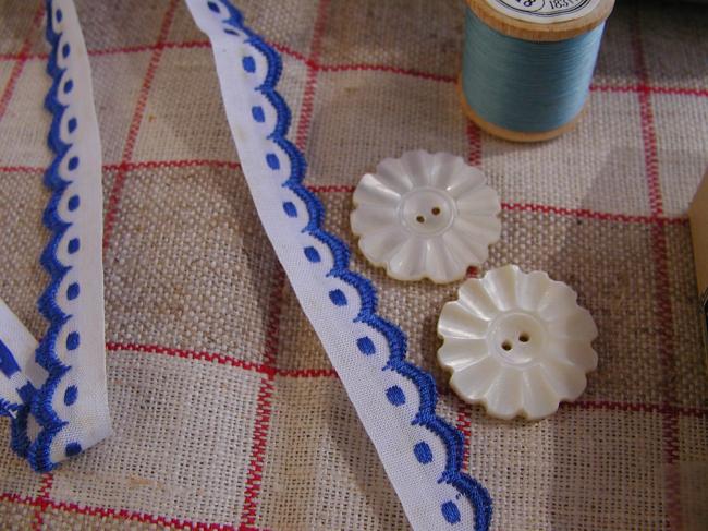 Adorable ruban blanc avec bordure festonnée, couleur bleu profond (12mm x 2,05m)