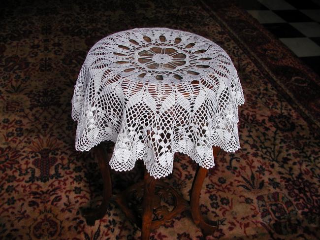 Très beau centre de table en dentelle de crochet