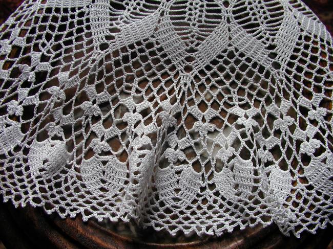 Très beau centre de table en dentelle de crochet