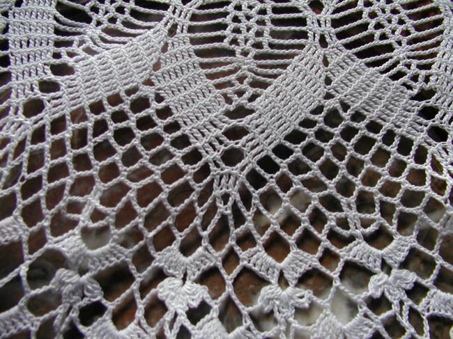 Très beau centre de table en dentelle de crochet