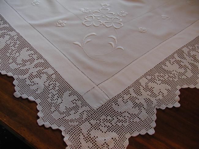 Très grâcieuse nappe brodée de tréfles et dentelle de crochet 1900.