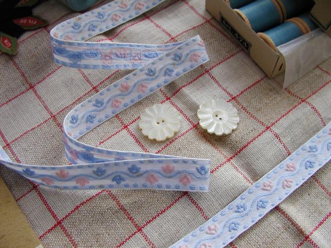 Ancien ruban en coton tissé de rinceaux de fleurs bleu ciel et rose clair (15mm)