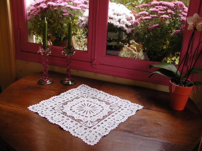 Exceptionnel centre de table en broderie Cornely