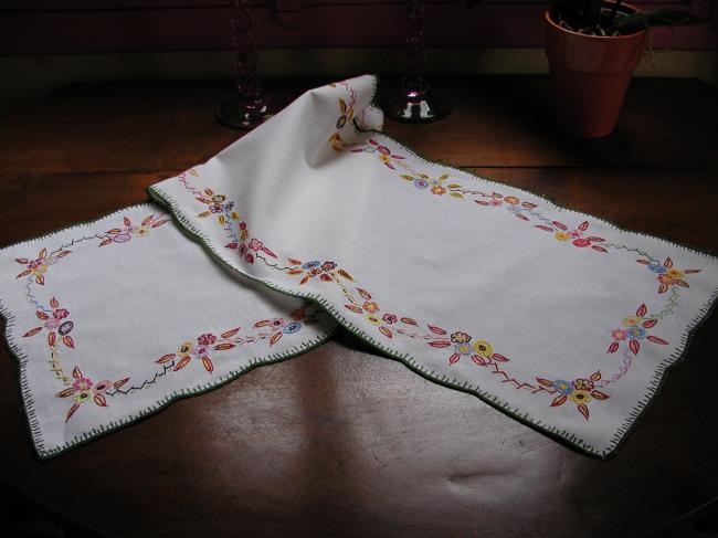 So charming table runner with embroidered little flowers, lot of colors !