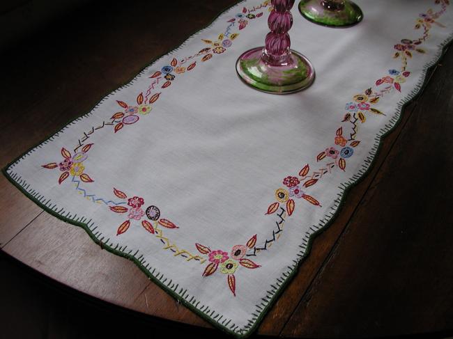 So charming table runner with embroidered little flowers, lot of colors !