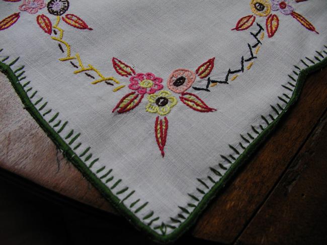 So charming table runner with embroidered little flowers, lot of colors !