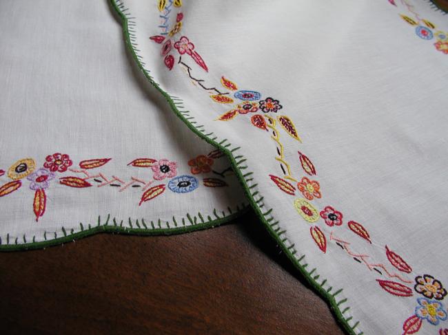 So charming table runner with embroidered little flowers, lot of colors !