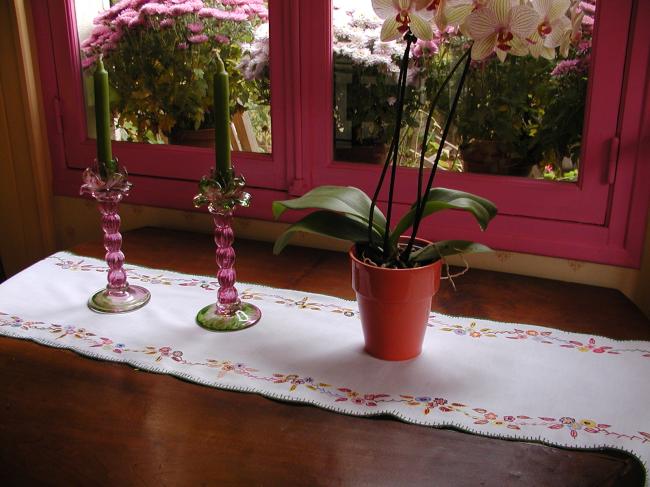 Très charmant chemin de table brodé de petites fleurs
