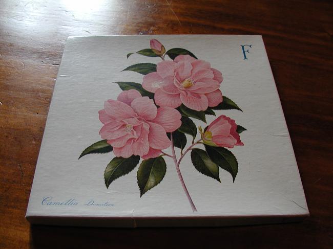 Charmante boite Camélia avec 3 mouchoirs brodés de petites fleurs, initiale F
