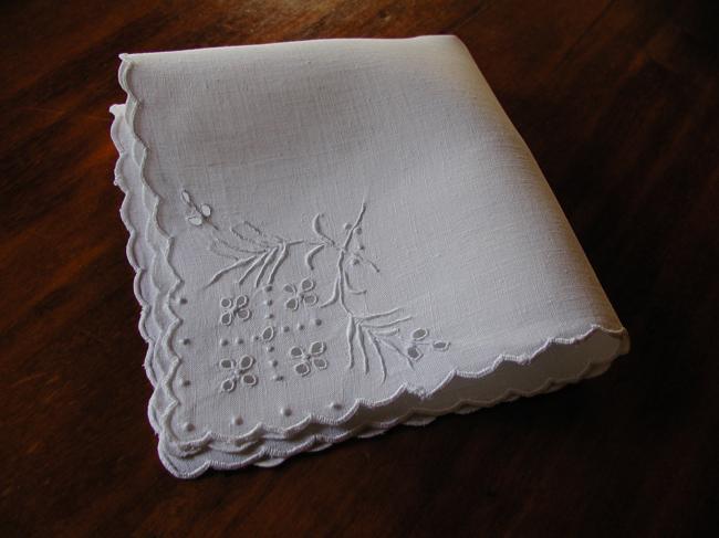 Charmant mouchoir en pûr fil de lin  avec grâcieuse broderie blanche