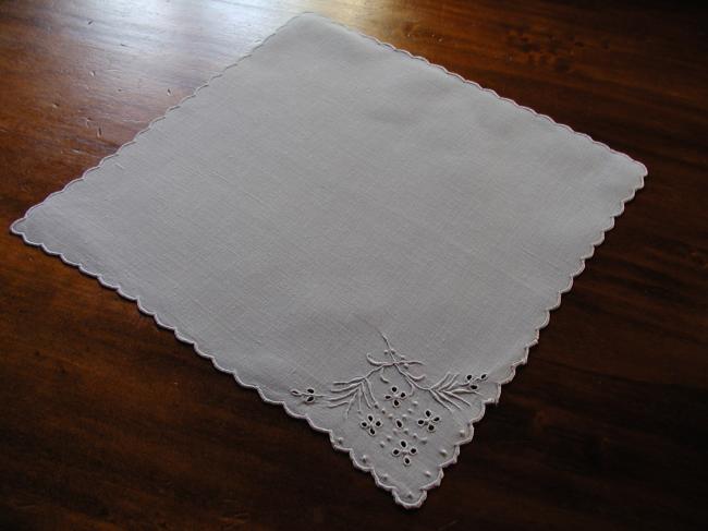 Charmant mouchoir en pûr fil de lin  avec grâcieuse broderie blanche