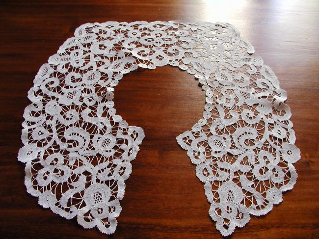 Wonderful and very large collar with Renaissance lace