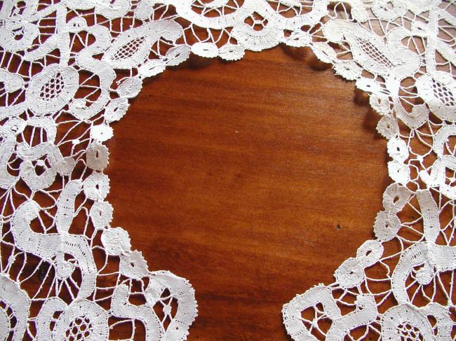 Wonderful and very large collar with Renaissance lace