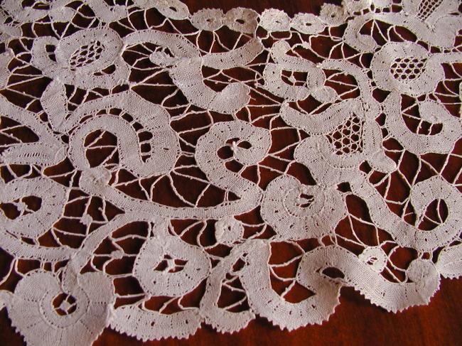 Wonderful and very large collar with Renaissance lace